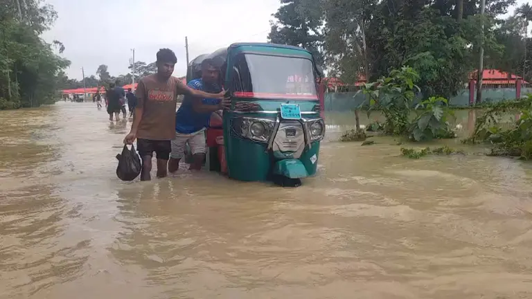 বন্যার পানিতে ডুবেছে শহরের রাস্তাঘাট